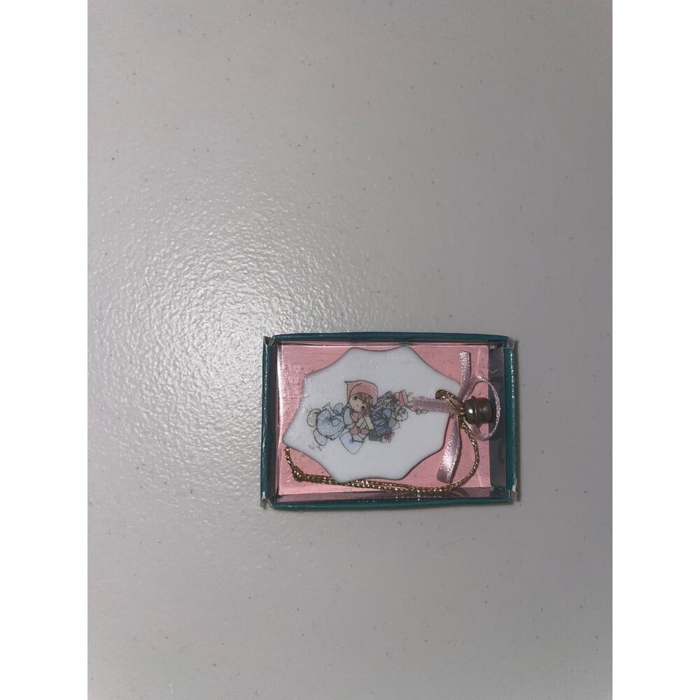 Precious Moments " Girl Holding‎ Flowers Prayer Plaque" 2.5" Christmas Ornament